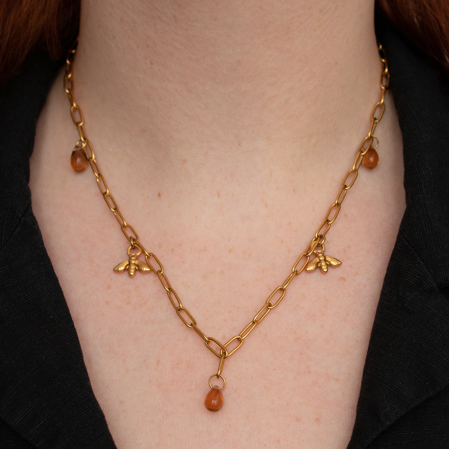 Collier doré avec abeilles et gouttes